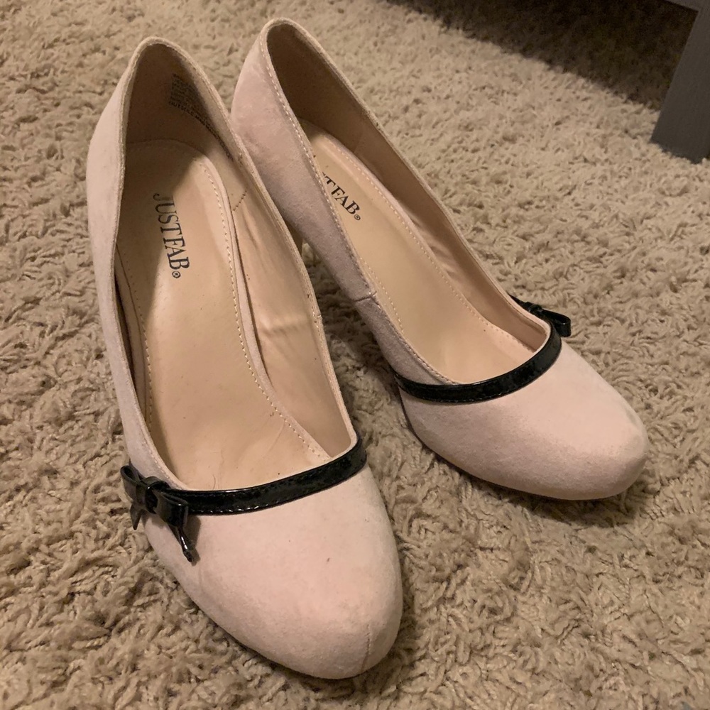 Beige pumps with black trim